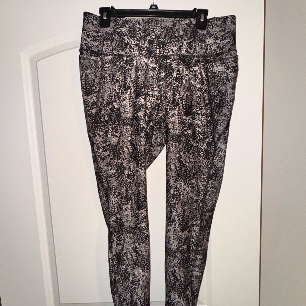 Lane Bryant Black and White Leggings with Abstract Print - Like 3/4 Length